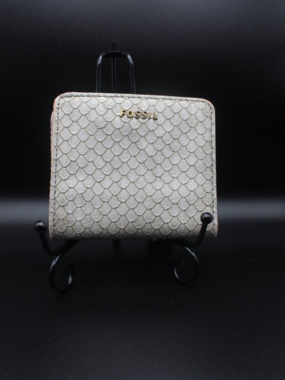 Fossil Cream Scale Embossed Compact Wallet Gold Tone Logo0059